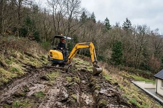 Drahého bagristu odmítl a najal si obecního. Ten si řekl za práci o 200 korun na hodinu méně